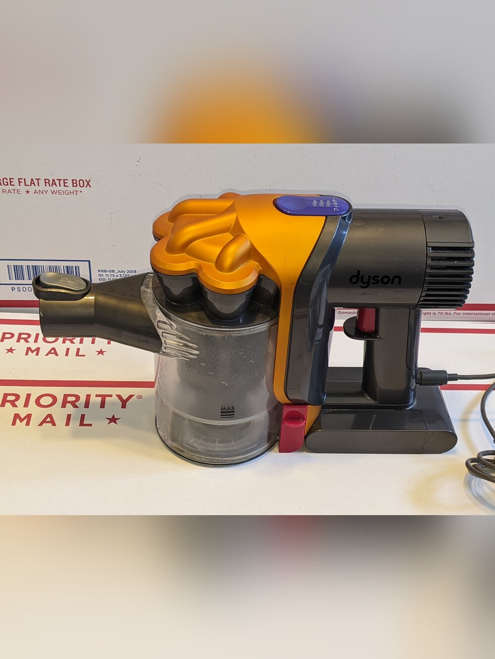 DYSON DC34 CORDLESS HANDHELD VACUUM DUAL POWER IDEAL FOR CARS With CHARGER - Picture 4 of 8